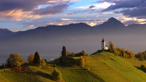 Widok Lotu Ptaka Kościół Primoza Pobliżu Jamnika Słowenii Alp Julijskich — Wideo stockowe