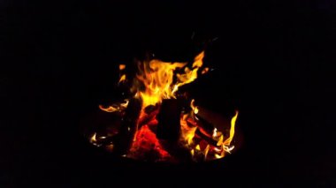 Siyah arkaplanda yanan alevler