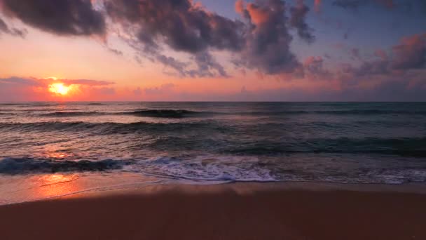 Tropikalna Plaża Piękne Morze Wschód Słońca Dramatyczne Chmury Fale Taneczne — Wideo stockowe