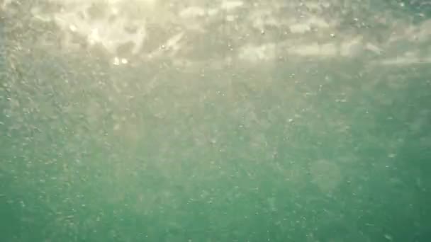 Bajo Agua Olas Marinas Con Rayos Sol Brillando Través Del — Vídeo de stock