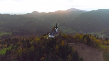 Arka planda Jamnik, Slovenya ve Julian Alps yakınlarındaki St. Primoz kilisesinin hava manzarası