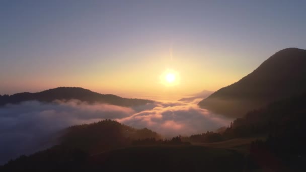 斯洛文尼亚山顶和森林上方的雾气上方的空中日出景观 — 图库视频影像