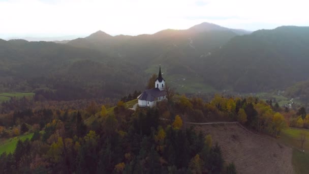 Вид Воздуха Ландшафт Церкви Святого Примоса Возле Джамника Словения Юлийские — стоковое видео