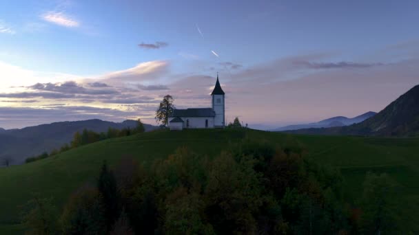 Arka Planda Jamnik Slovenya Julian Alps Yakınlarındaki Primoz Kilisesinin Hava — Stok video