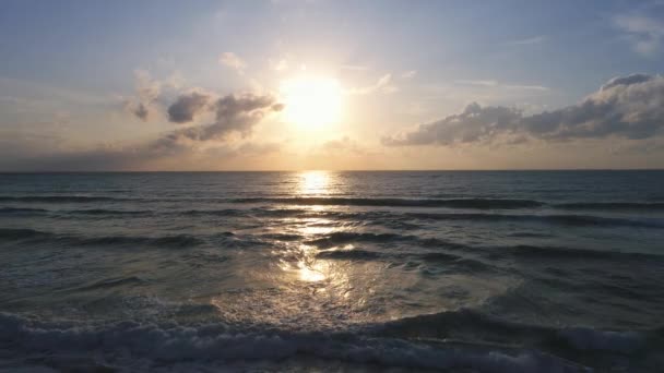 海洋日出和热带海滩 洗沙的波浪 — 图库视频影像