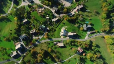 Alp Köyü, yeşil çayır ve otlaklar, tepeler güzel dağ manzarası. South Tyrol Dolomiti Alpleri