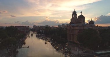 Varna şehir manzarası, şehir merkezindeki hava aracı manzarası ve varsayım katedrali.