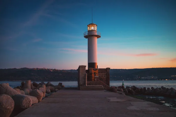 Faro al atardecer en Varna, Bulgaria —  Fotos de Stock