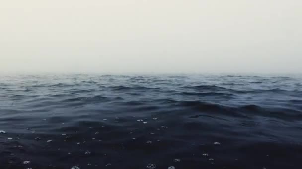 Ondas Marinhas Nevoeiro Acima Água Ondulação Azul Manhã Nebulosa — Vídeo de Stock