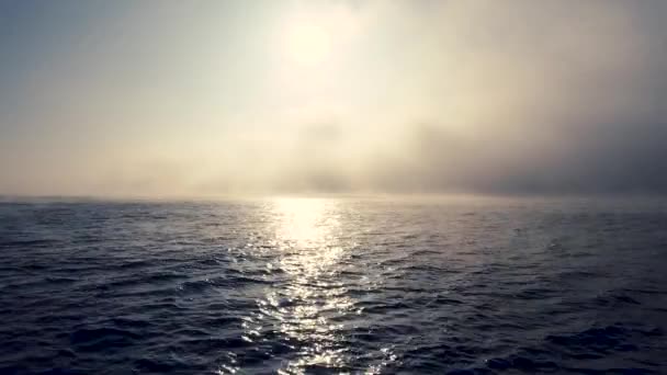 Lever Soleil Mer Matin Brumeux Brouillard Dessus Eau Bleue Ondulation — Video