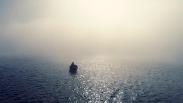 Névoa Barco Pesca Vela Mar Vista Aérea Nascer Sol — Vídeo de Stock