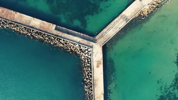 Luftaufnahme Des Meeres Der Küste Und Der Wellenbrecher — Stockvideo