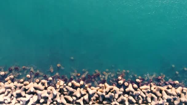Vista Aérea Del Agua Mar Costa Playa Con Piedras — Vídeos de Stock