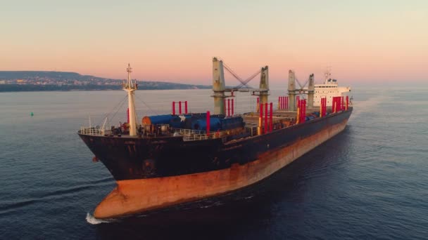 港と黄金の夕日に向かって海の水の中に貨物船セーリング 航空ビュー — ストック動画