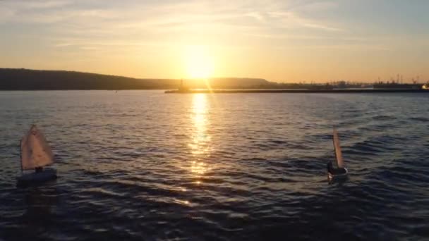 Gouden Zonsondergang Zee Zeiljachten Boten Oceaan Regatta Competitie Luchtfoto — Stockvideo