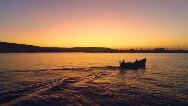 Dramatischer Sonnenuntergang Über Dem Meer Und Silhouette Des Segel Speedfischerbootes — Stockvideo