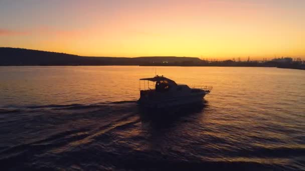 Dramático Atardecer Sobre Mar Silueta Yate Vela — Vídeo de stock