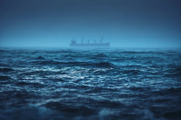 Θαλασσινό Νερό Κυματισμός Βροχή Και Πλοίο — Φωτογραφία Αρχείου