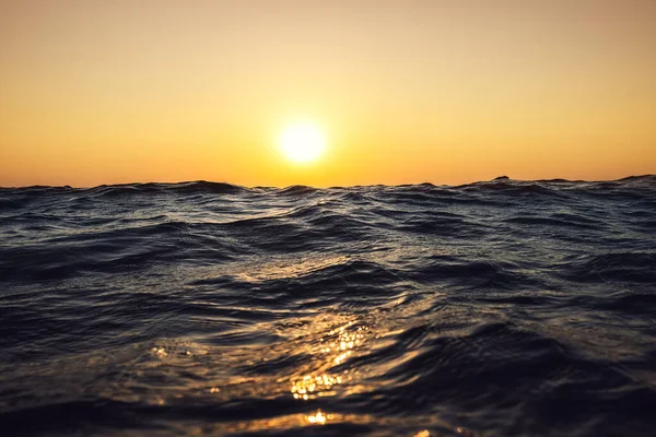 海の波を閉じると 低角度のビューは 日の出のショット — ストック写真