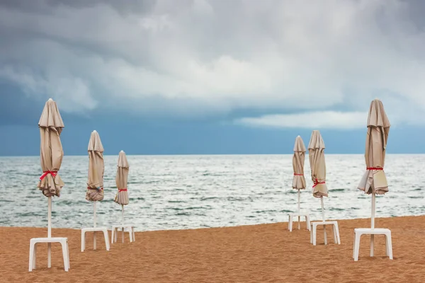 Geschlossene Sonnenschirme Sand Meer Und Stürmische Wolken — Stockfoto