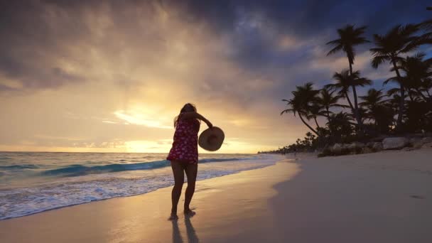 Τροπικές Διακοπές Στην Παραλία Του Παραδείσου Ευτυχισμένη Γυναίκα Φόρεμα Που — Αρχείο Βίντεο