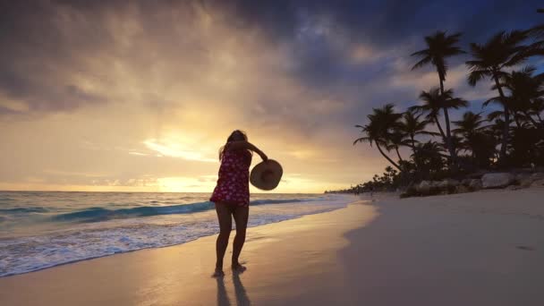 Cennet Adası Sahilinde Tropik Bir Tatil Mutlu Kadın Deniz Gündoğumunun — Stok video