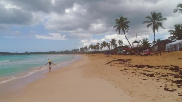 Mujer Joven Despreocupada Relajándose Exótica Playa Macao Vacaciones Tropicales Del — Vídeos de Stock
