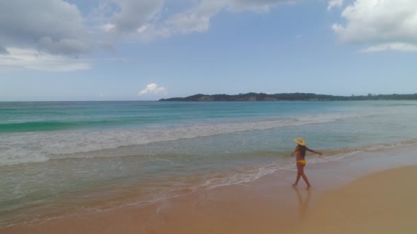 Mujer Joven Despreocupada Relajándose Playa Exótica Vacaciones Tropicales Del Caribe — Vídeo de stock