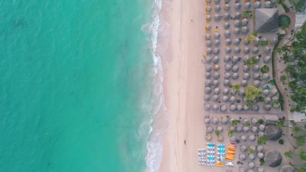 Letecký Pohled Shora Pláži Tropického Ostrova Deštníky Písek Moře Vlny — Stock video