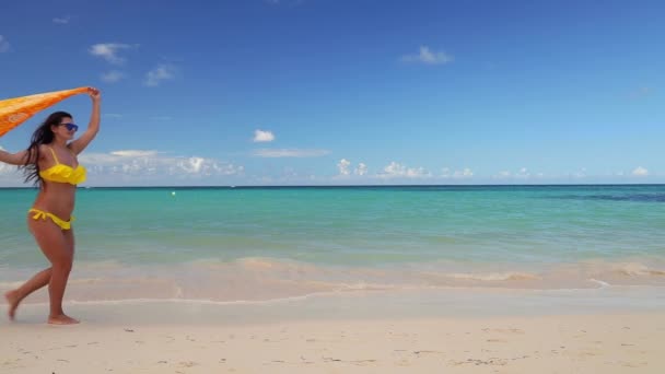 Unbekümmerte Frau Entspannt Sich Exotischen Strand Freiheit Karibischer Tropenurlaub — Stockvideo