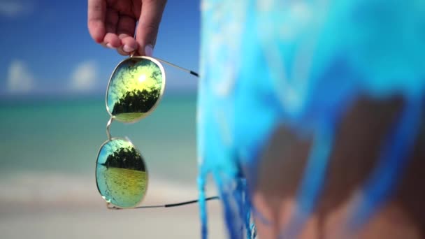 Bekymmerslös Kvinna Exotisk Strand Tropisk Sommarsemester — Stockvideo