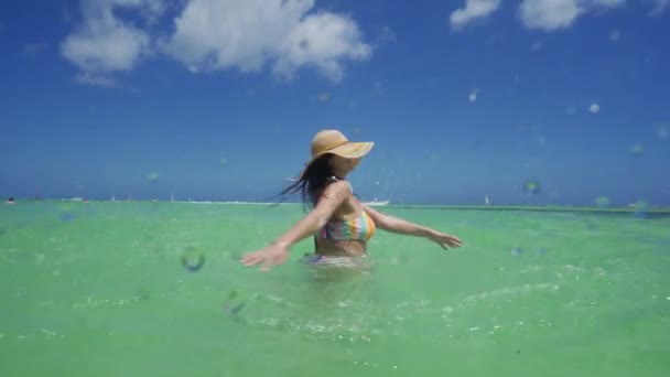 Mujer Feliz Mar Caribe Vacaciones Verano Libertad Juego — Vídeos de Stock