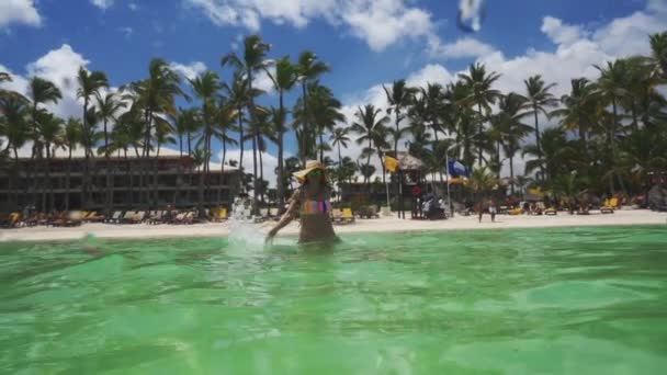 Bekymmerslös Kvinna Exotisk Strand Tropisk Karibiska Havet Dominikanska Republiken — Stockvideo