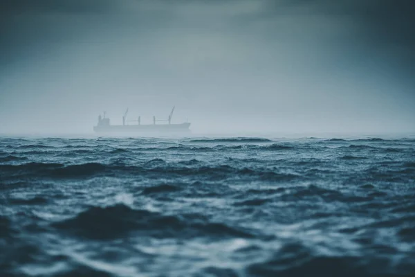 Havet Ringar Vatten Med Regn Och Fartyg — Stockfoto