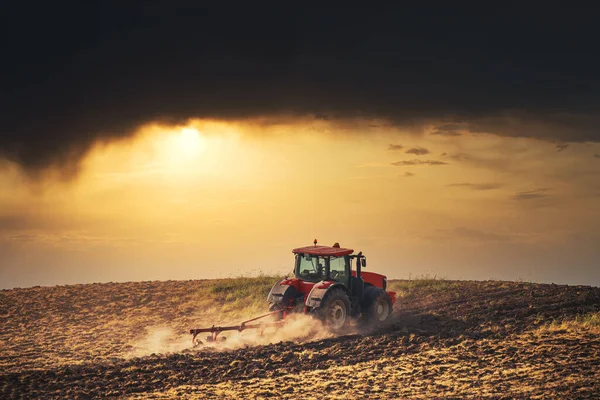畑を耕すトラクター 農業風景 — ストック写真