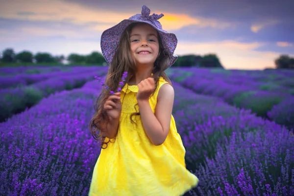 Bambina Con Vestito Cappello Godendo Fioritura Campo Lavanda Durante Tramonto — Foto Stock