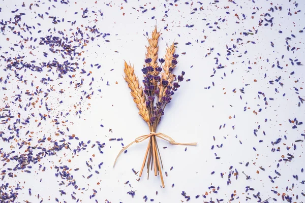 Лаванда Цветок Семена Пшеницы Красивом Органическом Букете Изолированы Белом Фоне — стоковое фото