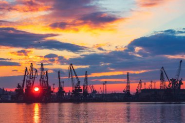 Varna, Bulgaristan 'da deniz limanı ve sanayi turnaları. Varna Gölü üzerinde gün batımı.