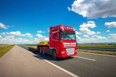 Kamyon teslimat için otoyolda hızla koşuyor. 