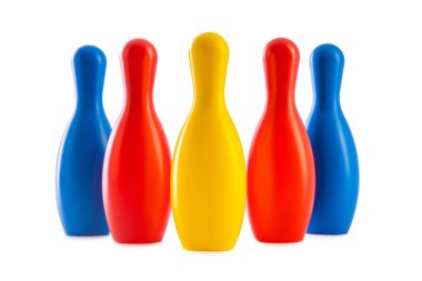 Bowling maçı. Beyaz arka planda izole edilmiş Skittles ve top oyuncakları.