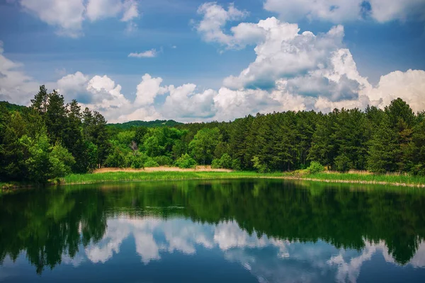 Panoramiczny Widok Górskie Jezioro — Zdjęcie stockowe