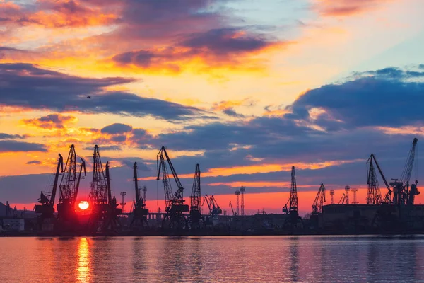 Port Morski Dźwigi Przemysłowe Warna Bułgaria Zachód Słońca Nad Jeziorem — Zdjęcie stockowe