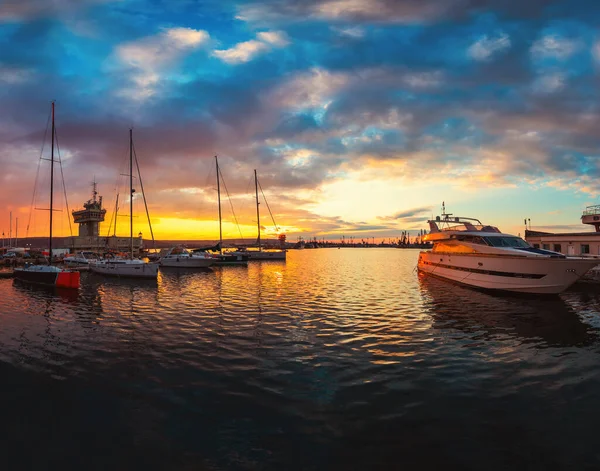 Jachthaven Prachtige Zonsondergang Varna Bulgarije Zeilboot Harbor Vele Mooie Afgemeerd — Stockfoto