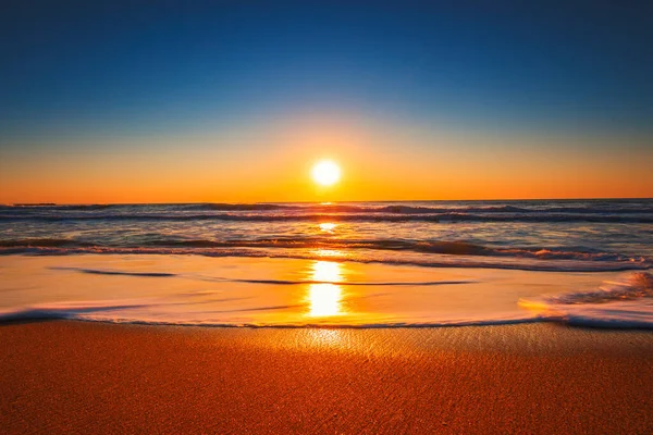 Beach Soluppgång Eller Solnedgång Med Klarblå Himmel Och Stigande — Stockfoto