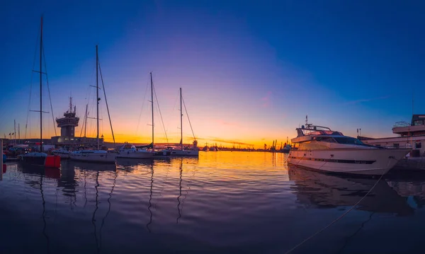 Jachthaven Prachtige Zonsondergang Varna Bulgarije Zeilboot Harbor Vele Mooie Afgemeerd — Stockfoto