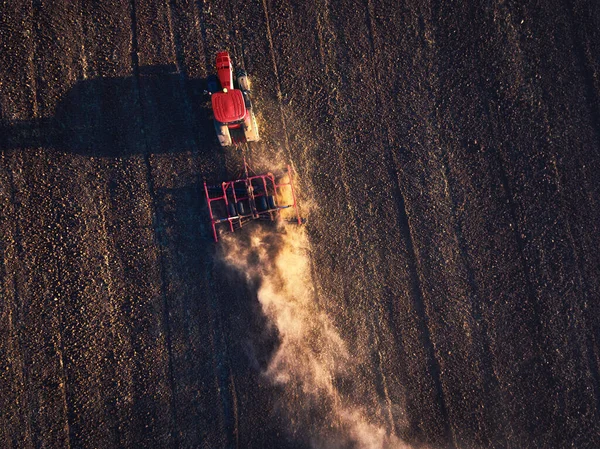 Agricultor Trator Preparando Terra Com Cultivador Vista Aérea — Fotografia de Stock