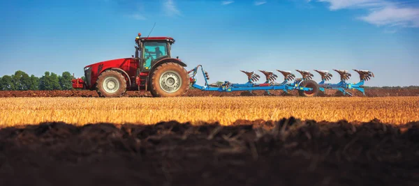 Трактор Пашет Поля Сельскохозяйственный Ландшафт Панорамный Вид — стоковое фото