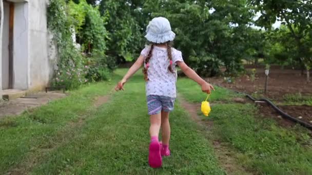 Niña Feliz Disfrutando Vacaciones Verano Granja Rural Niño Corriendo Libertad — Vídeo de stock