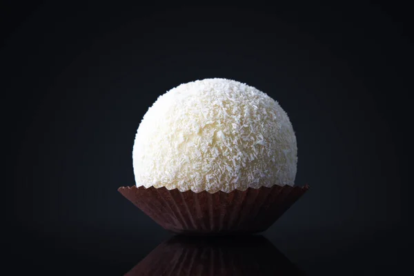 Big Coconut Candy Cake Bal Met Witte Chocolade Topping Een — Stockfoto