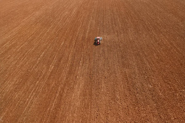 Agricultor Trator Preparando Terras Agrícolas Com Mudas Para Próximo Ano — Fotografia de Stock